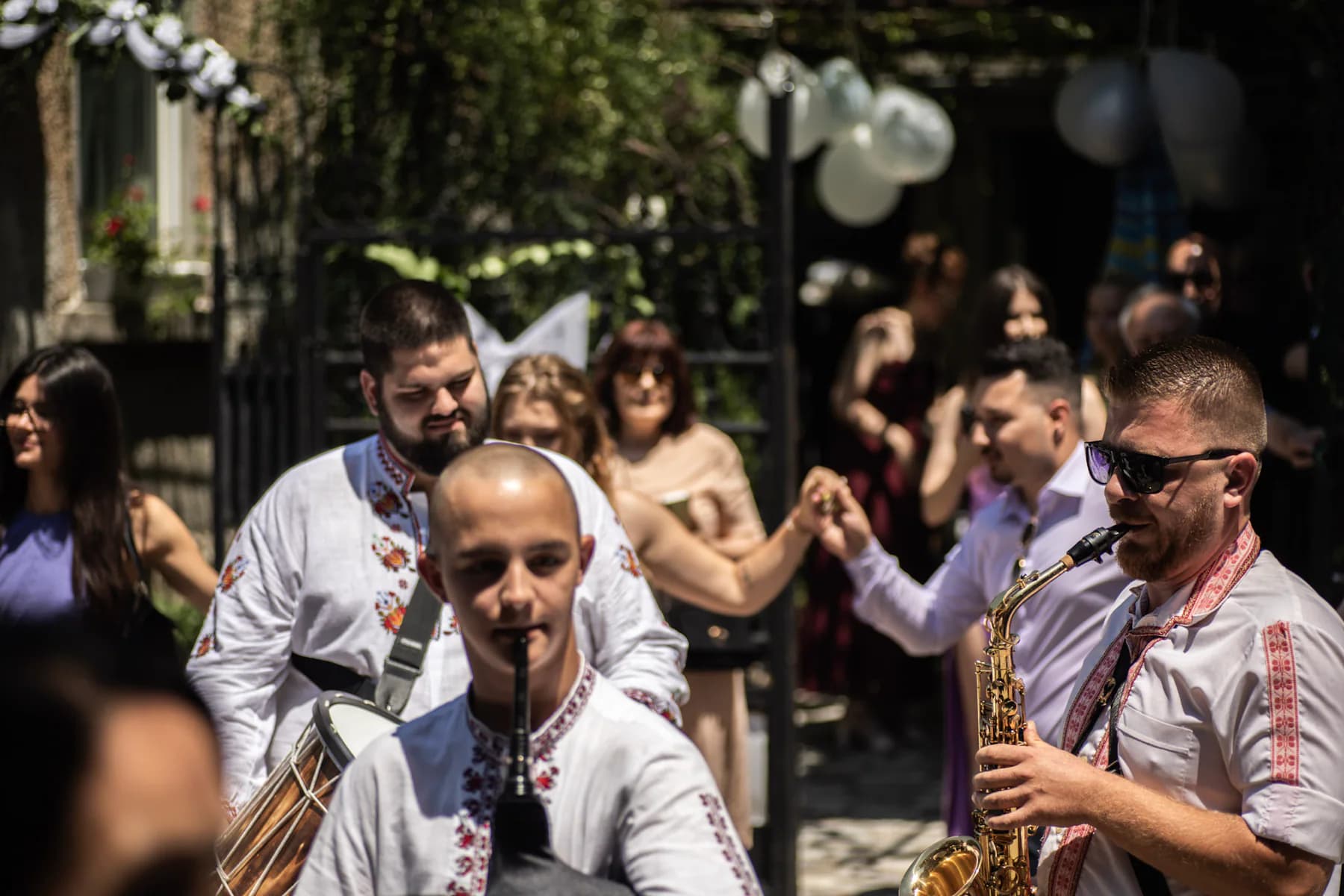 Макамлии свирят сред гостите на празник