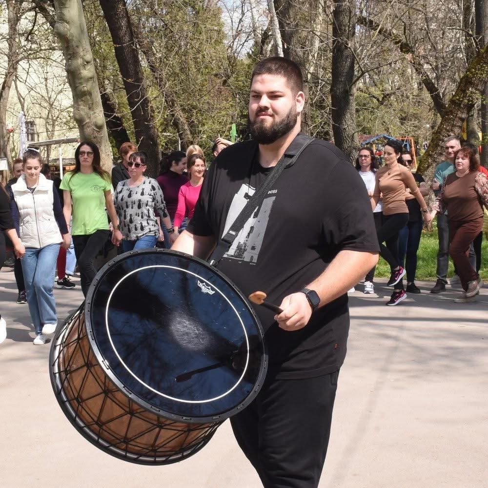 Алекс Иванов свири тъпан на хоро в парк