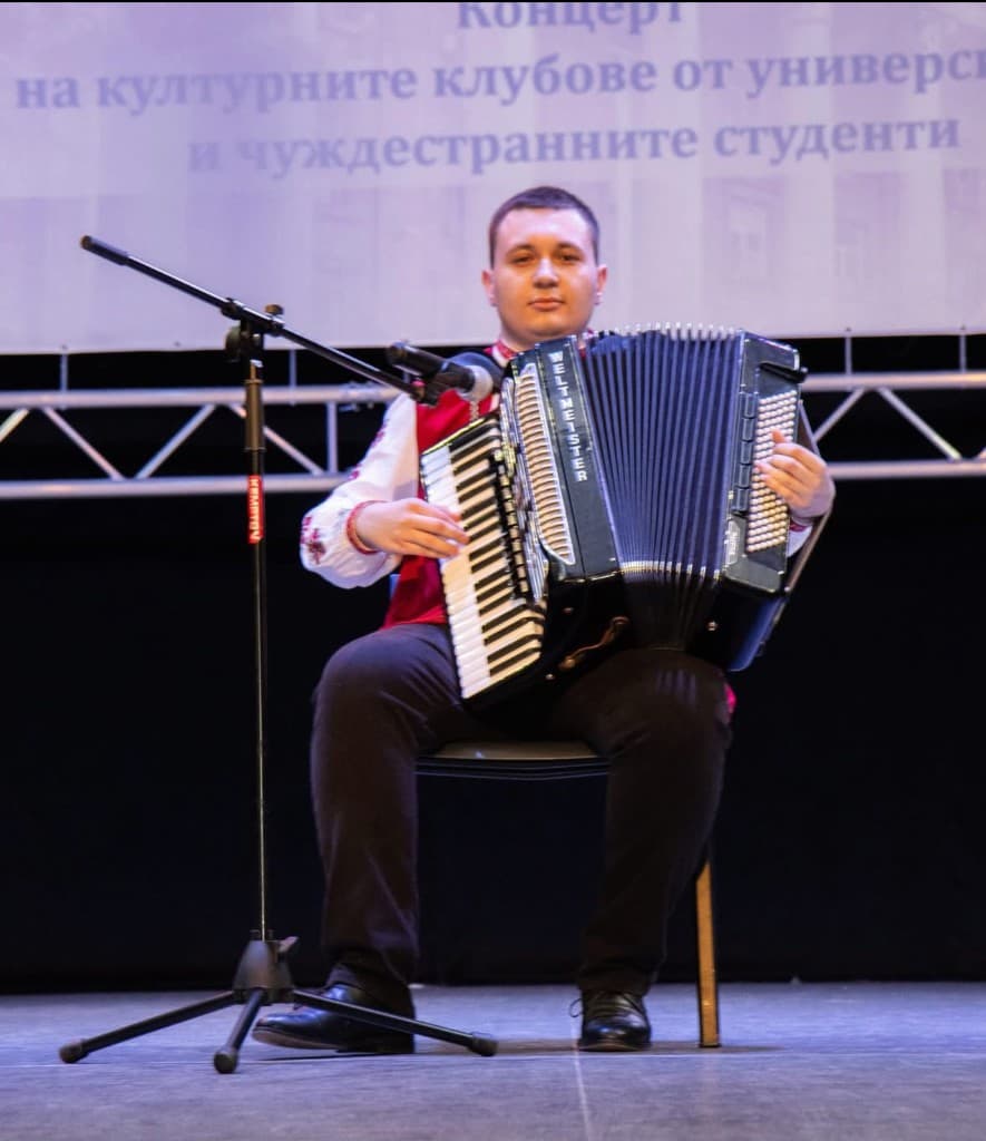 Мюрсел Мехмедов свири акордеон на концерт